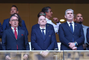 O presidente da Real Federação Marroquina de Futebol, Fouzi Lekjaa, o presidente da FIFA, Gianni Infantino, nas arquibancadas antes da partida entre Marrocos e Holanda, em 29 de junho. — Foto: Eloisa Sanchez/Reuters